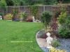 parterre fleuri avec des galets et une bordure écolat