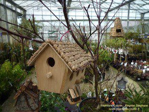 pendant l'ouverture le dimanche : vous pourrez voir l'intérieur de la jardinerie comme des nichoirs à oiseaux suspendus à un arbuste